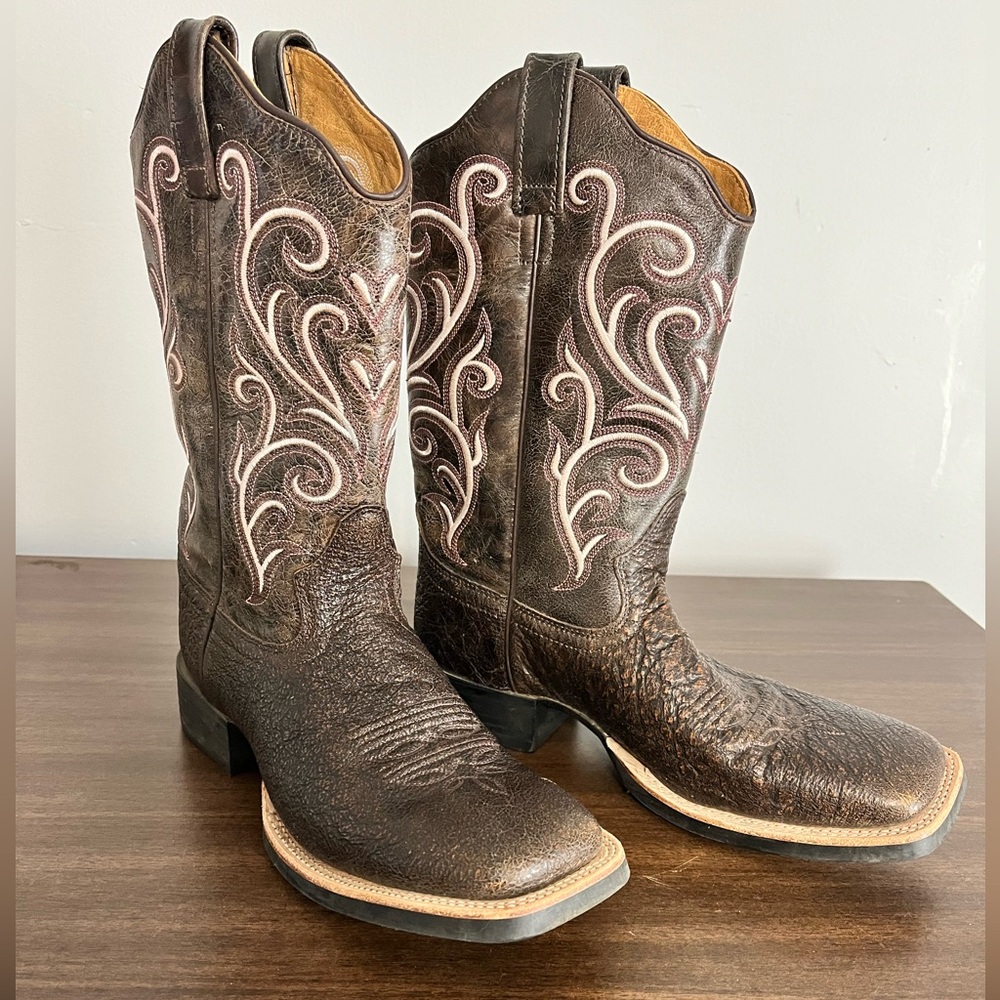 Woman’s size 8M Old West cowboy boots.